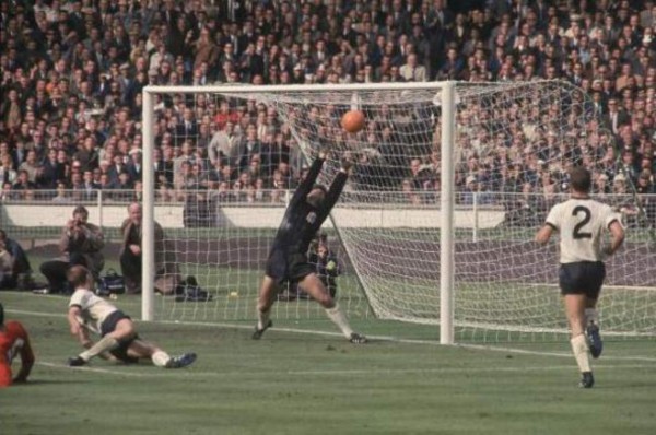 Los 10 errores arbitrales que quedarán marcados en la historia del fútbol