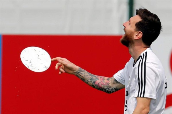 El beso de Jorge Sampaoli a Lionel Messi en su día de cumpleaños