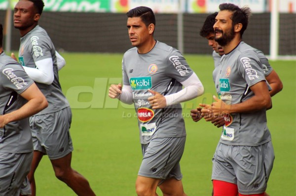 Costa Rica entrena en cancha inusual y deja ver el 11 que utilizaría ante Honduras