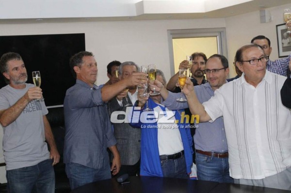 Fotos: Así fue el brindis de la directiva del Olimpia junto con Pedro Troglio por la copa 31