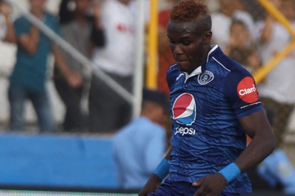 Rubilio Castillo muy alegre al convertirse en goleador histórico del Motagua