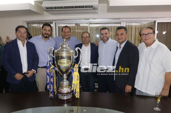Fotos: Así fue el brindis de la directiva del Olimpia junto con Pedro Troglio por la copa 31