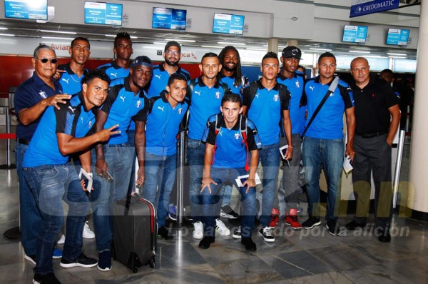 El humilde autobús en el que llegó Honduras Progreso al aeropuerto para viajar a Panamá