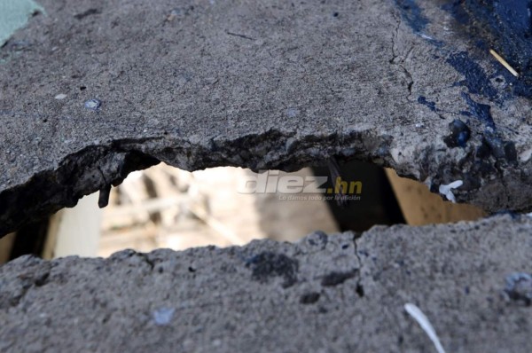Ni con maquillaje luce bien el estadio Nacional: Agujeros en las graderías, engramillado dañado y láminas como 'adornos'