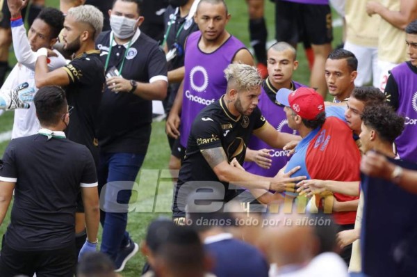 ¡Zafarrancho en el Motagua-Olimpia! Troglio y Diego Vázquez enloquecen; la agresión del Chino López