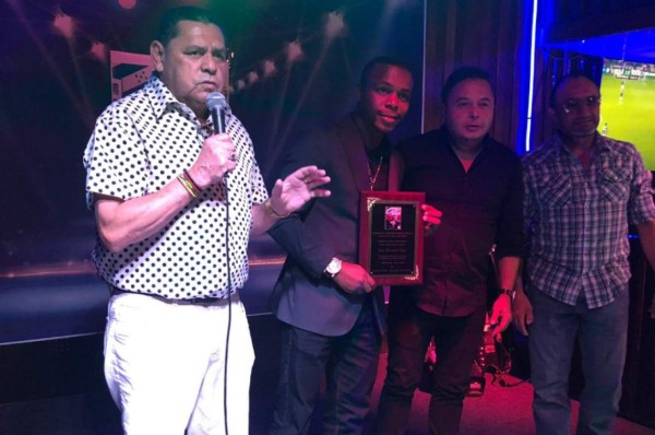 Admirable: Josec 'Escorpión' Ruiz recibe premio por destacar fuera del país