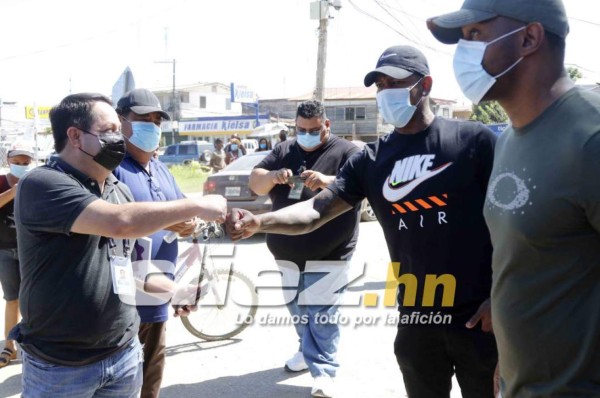 Romell Quioto lleva alegría y muchos regalos a niños afectados por huracanes en La Lima