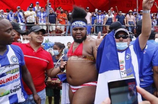 ¡En traje de baño! La More cumple promesa y Victoria celebra su ascenso a Liga Nacional en Honduras