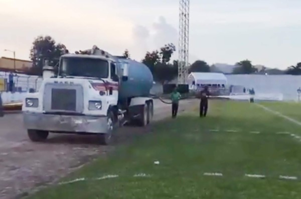Bellas chicas, el curioso sistema de riego y la Copa en la final del Ascenso
