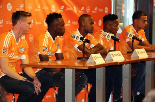 Así fue la presentación de Elis y Quioto con el Houston Dynamo