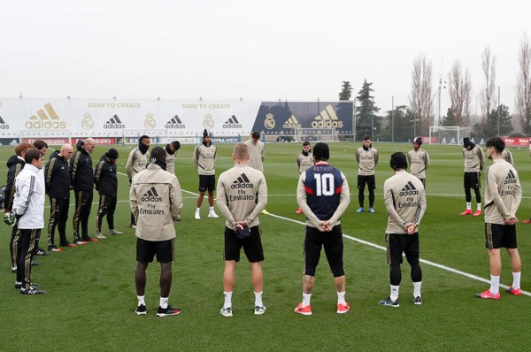Sergio Ramos se cambia la camiseta en entrenamiento del Real Madrid en memoria de Kobe Bryant