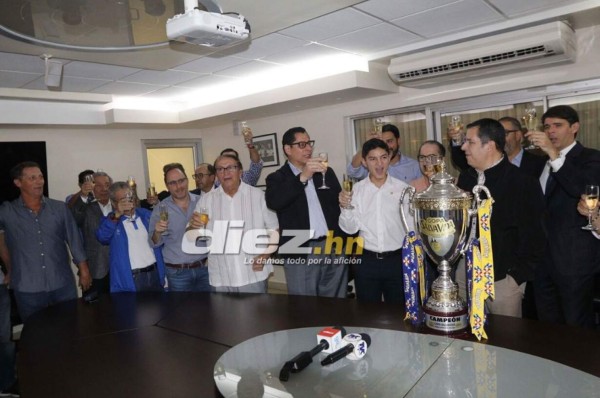 Fotos: Así fue el brindis de la directiva del Olimpia junto con Pedro Troglio por la copa 31