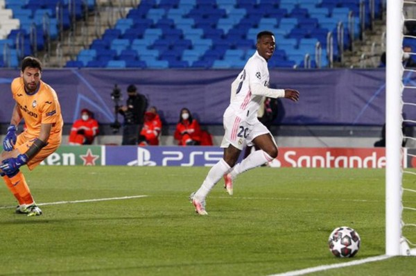 Sergio Ramos se robó las cámaras: El significado del extraño festejo con Lucas Vázquez y su frustración en el fallo de Vinicus