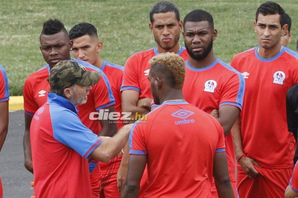 FOTOS: La tristeza de Ferrari y la charla de Beckeles con el preparador físico