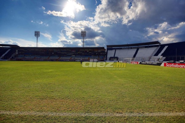Ni con maquillaje luce bien el estadio Nacional: Agujeros en las graderías, engramillado dañado y láminas como 'adornos'