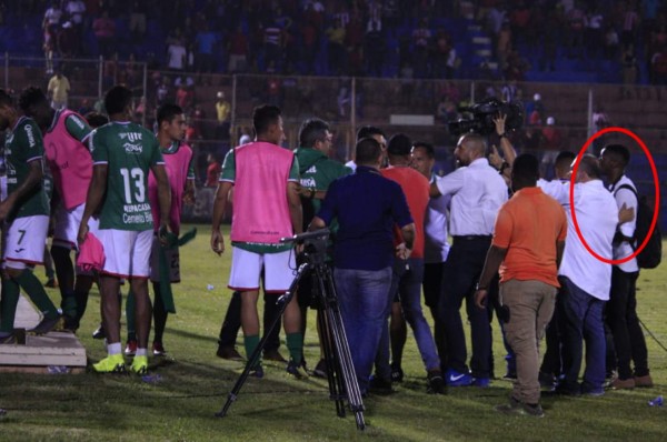Yustin Arboleda agrede a periodista de DIEZ en La Ceiba tras derrota de Marathón