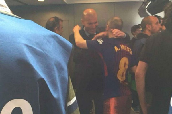 Tremendo gesto: Zidane esperó a Iniesta tras la celebración para desearle suerte
