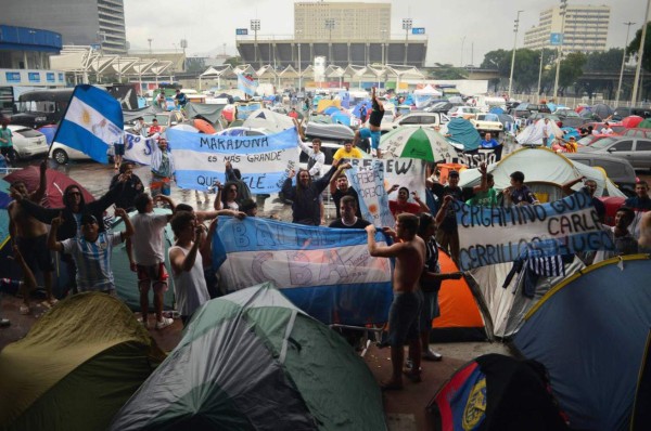 ARGENTINOS INVADEN RÍO DE JANEIRO Y ESPERAN LA FINAL DEL MUNDIAL
