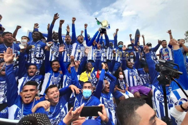 ¡En traje de baño! La More cumple promesa y Victoria celebra su ascenso a Liga Nacional en Honduras
