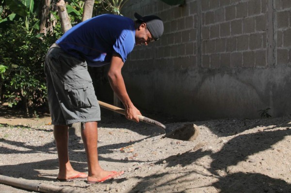 FOTOS: Así es la vida como albañil del defensa Henry Clark