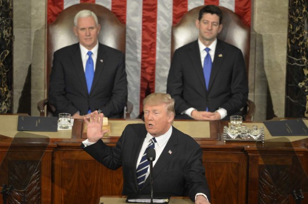 Donald Trump promete que pronto iniciará la construcción del muro