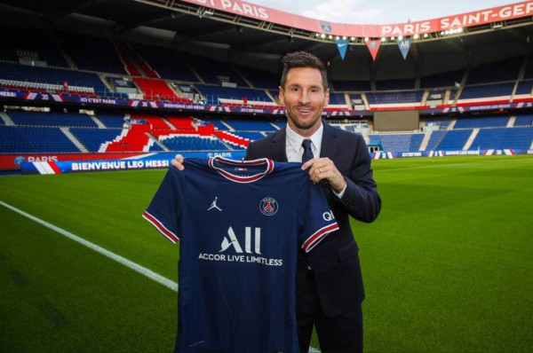 Así se vivió el primer día de Messi en París: Locura en las calles, anuncio del PSG y las palabras de Leo