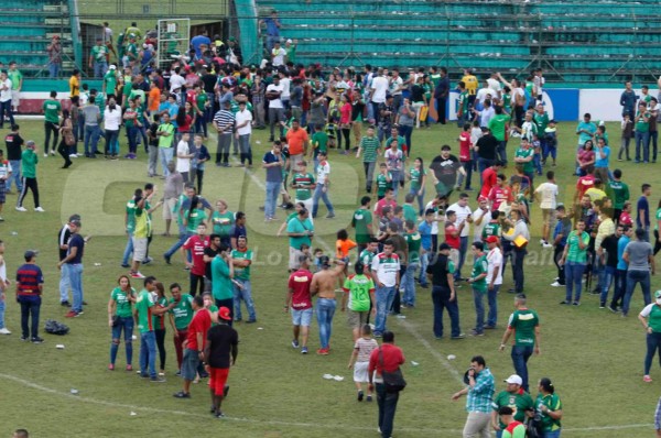 Caos en el Yankel Rosenthal al final del clásico entre Marathón y Real España