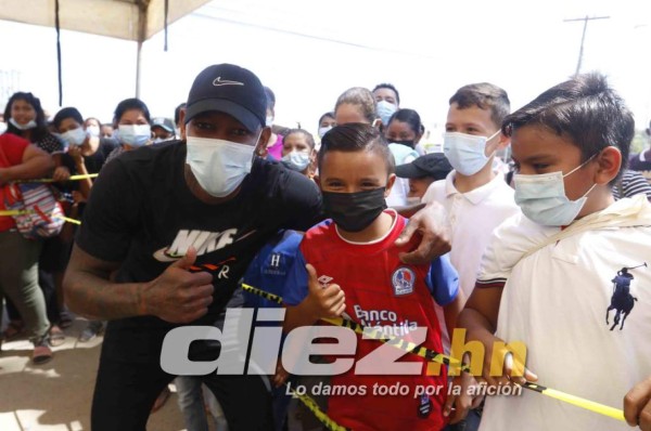 Romell Quioto lleva alegría y muchos regalos a niños afectados por huracanes en La Lima