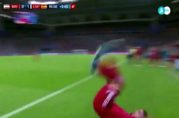 Futbolista iraní hace el mayor 'oso' del Mundial con su saque de banda acrobático fallido