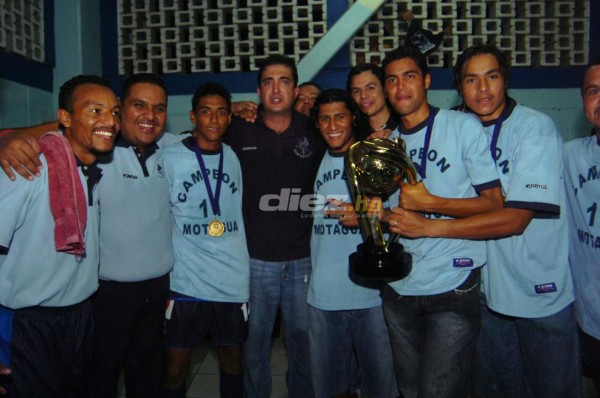 Edy Vásquez: El auto desecho donde murió, su contagioso baile, el llanto desconsolado de Emilio Izaguirre y su título con Motagua