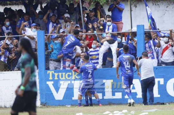 ¡En traje de baño! La More cumple promesa y Victoria celebra su ascenso a Liga Nacional en Honduras