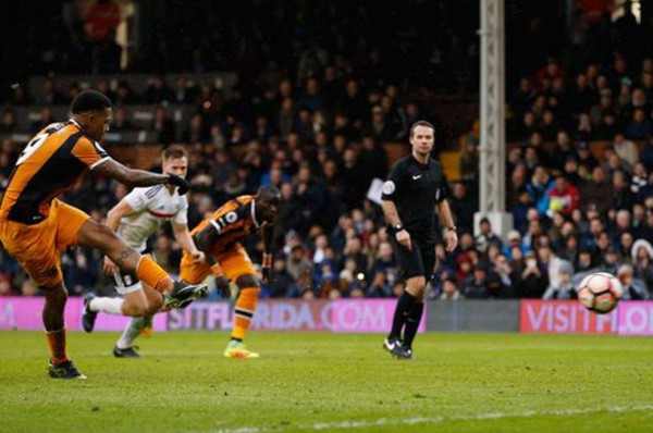 ¡PENOSO! Delantero del Hull City erró dos penales en menos de un minuto