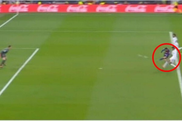 El gran fallo de Messi en un mano a mano con Courtois en el clásico