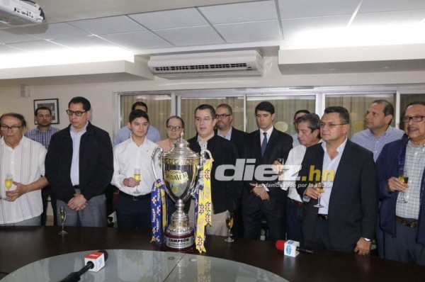 Fotos: Así fue el brindis de la directiva del Olimpia junto con Pedro Troglio por la copa 31