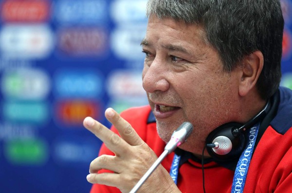 Hernán Gómez: 'Si clasificamos, me bebo dos botellas de vodka yo solo'