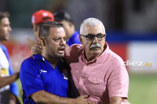 La afición silba al Olimpia y pide la salida de Manuel Keosseián