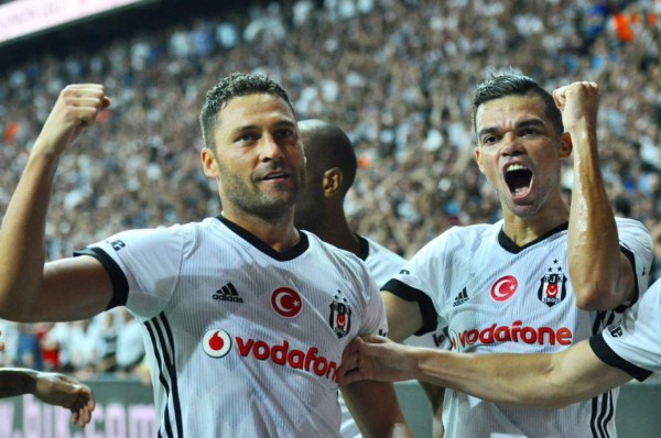 Récord de faltas y tarjetas en clásico turco con Pepe y Gary Medel