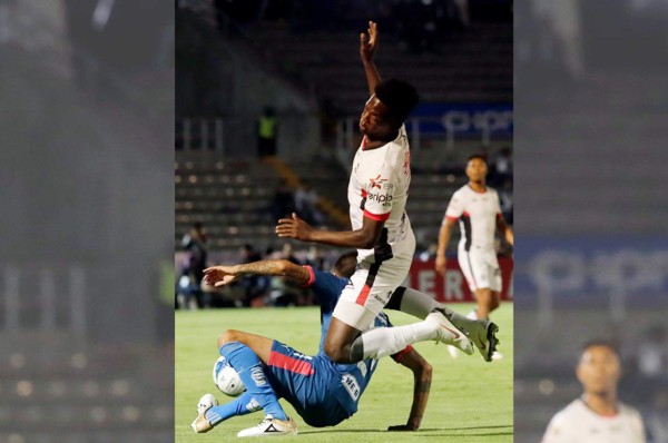 Felix Crisanto debutó en México con Lobos Buap con derrota ante Rayados