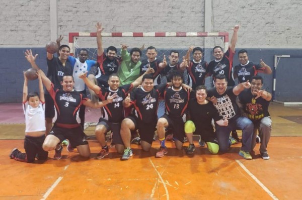 Titanes mantiene el invicto ante Universitarios en el balonmano