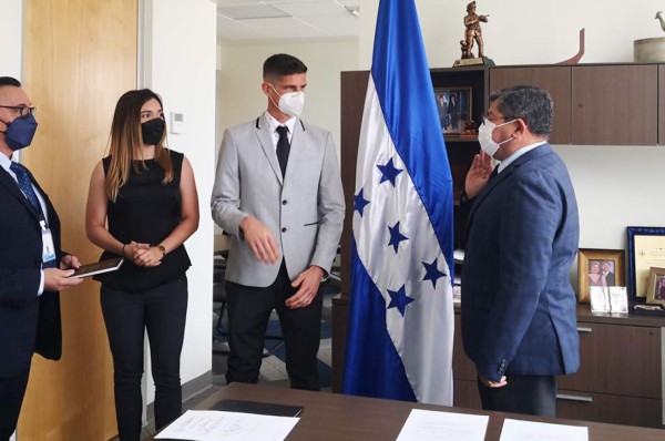 ¡Ya es un catracho más! El portero del Motagua Jonathan Rougier fue juramentado como hondureño