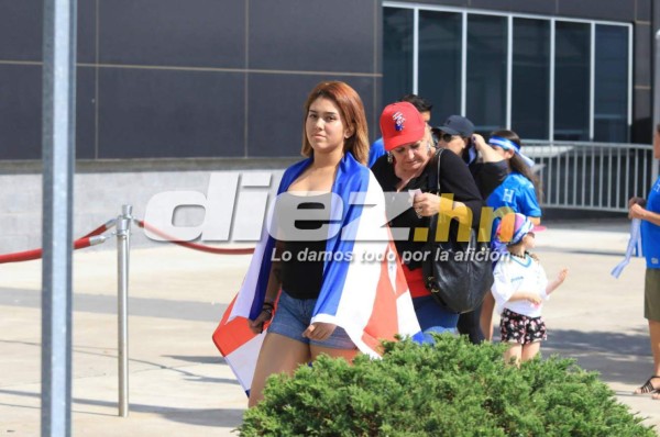 ¡Catrachas y ticas! Las chicas más hermosas en el Red Bull Arena