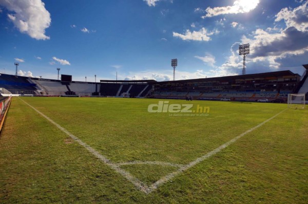 Ni con maquillaje luce bien el estadio Nacional: Agujeros en las graderías, engramillado dañado y láminas como 'adornos'
