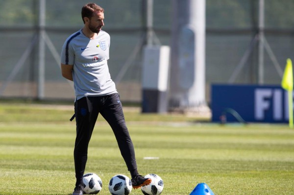 ¡Increíble! Técnico de Inglaterra se lesiona en entrenamiento con la selección