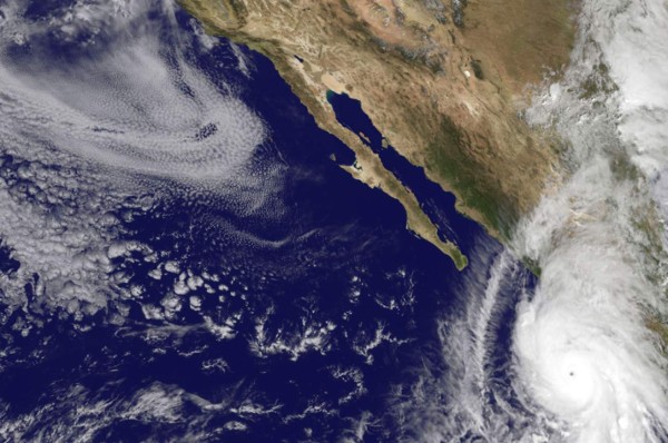 FOTOS | Así recibe México la llegada del monstruoso huracán Patricia