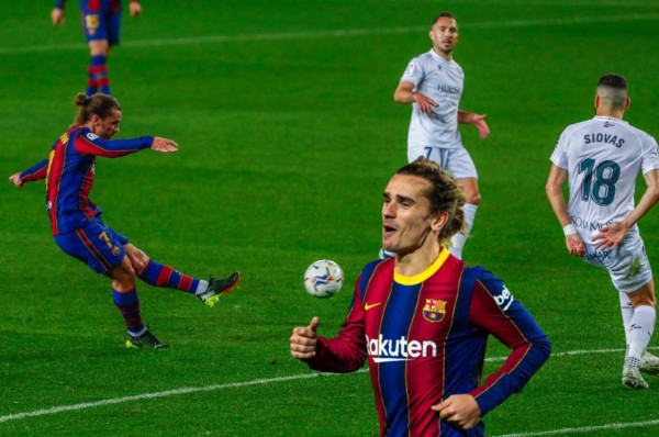 ¡Misil al ángulo! Griezmann se destapa y extiende ventaja del Barcelona ante Huesca con zapatazo inalcanzable