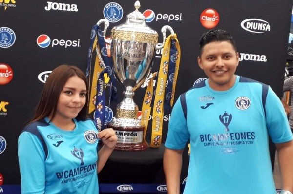 Motagua y Diunsa exhiben la copa 17 a sus aficionados