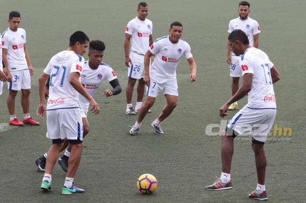 Olimpia entrena con el uniforme que jugará el clásico