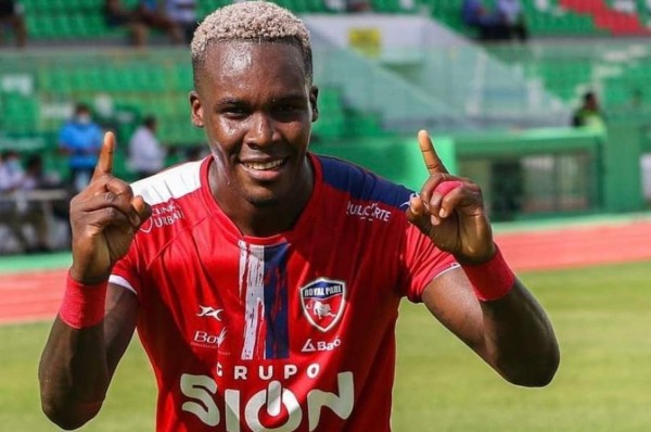 Rubilio Castillo da positivo por covid-19 y es baja en Royal Pari es baja para el juego con The Strongest