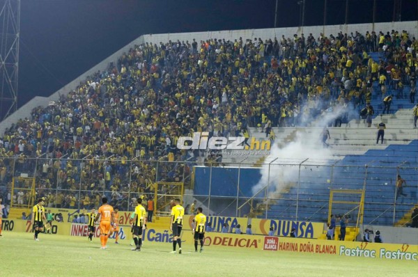 FOTOS: Reclamos, altercados y bombas lacrimógenas en el estadio Morazán