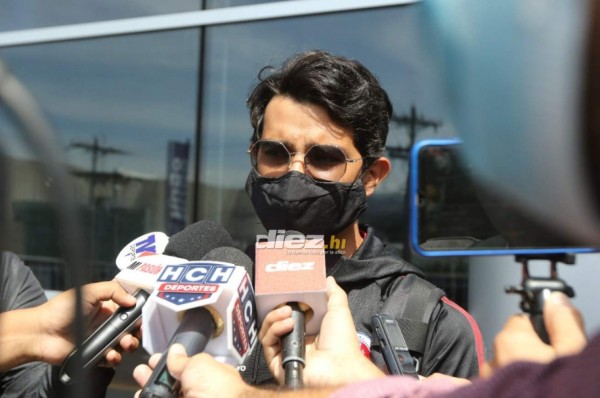 Con gafas, regalos y hasta con máscara de la Casa de Papel: Así fue el regreso de los jugadores del Olimpia tras escándalo en Surinam